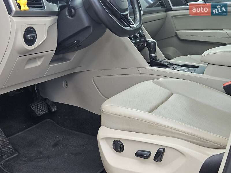 Позашляховик / Кросовер Volkswagen Atlas 2017 в Києві