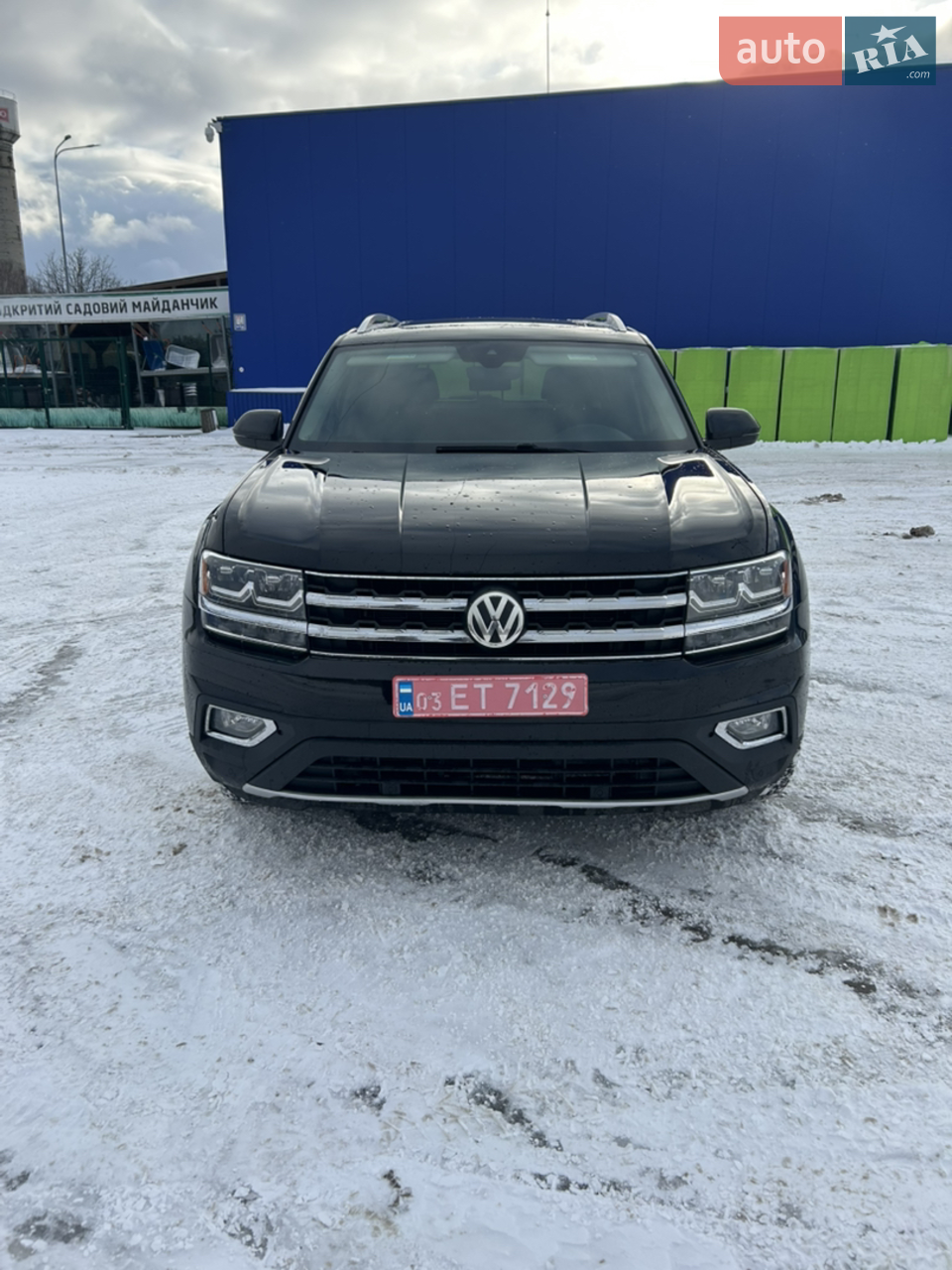 пис: Volkswagen Atlas – це великий і просторий кросовер, який пропонує високий рівень комфорту, передові технології і потужність для всієї родини.