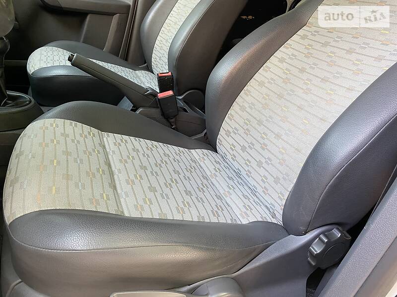 Вантажопасажирський фургон Volkswagen Caddy 2011 в Дніпрі