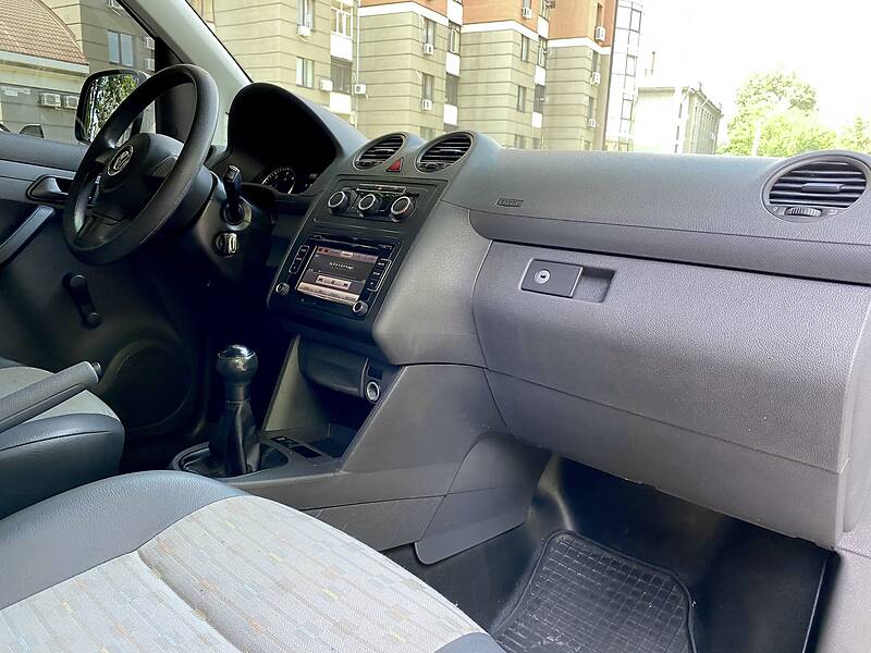 Вантажопасажирський фургон Volkswagen Caddy 2011 в Дніпрі
