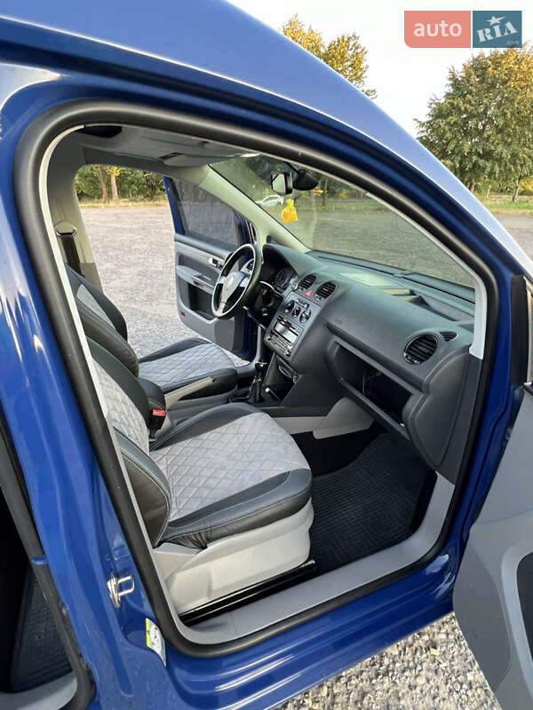 Минивэн Volkswagen Caddy 2010 в Вараше
