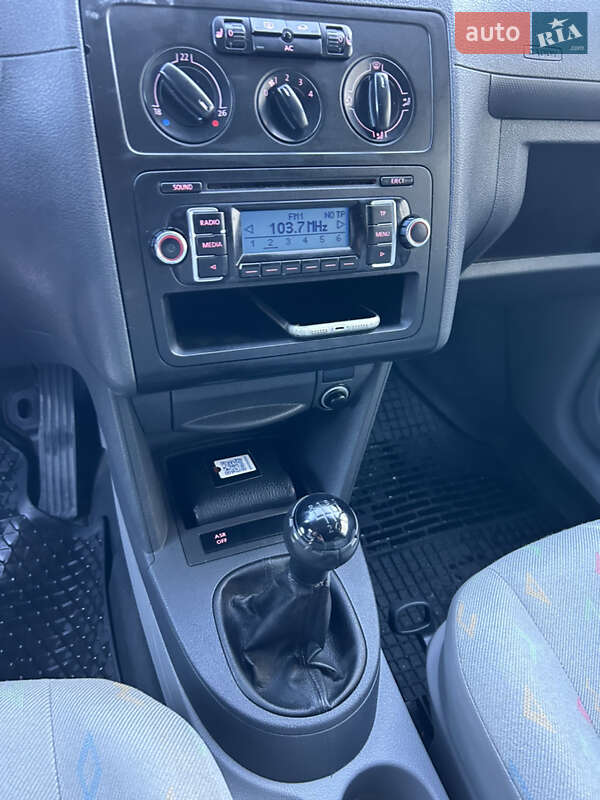 Вантажний фургон Volkswagen Caddy 2010 в Дунаївцях