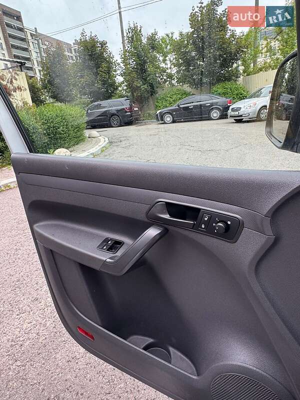 Мінівен Volkswagen Caddy 2014 в Благовіщенську