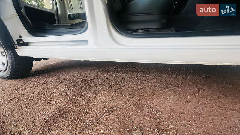 Грузопассажирский фургон Volkswagen Caddy 2011 в Кривом Роге