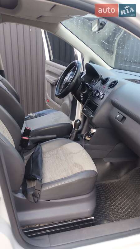 Грузовой фургон Volkswagen Caddy 2012 в Любешове