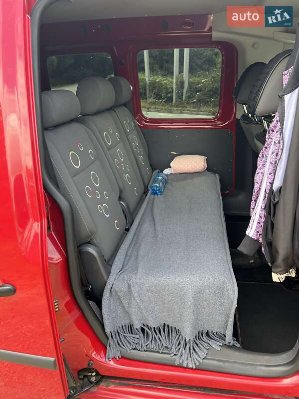 Минивэн Volkswagen Caddy 2011 в Городке