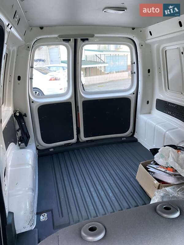 Вантажний фургон Volkswagen Caddy 2015 в Києві