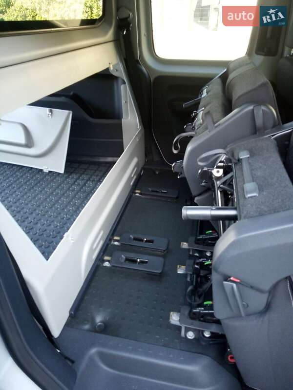 Минивэн Volkswagen Caddy 2015 в Киеве