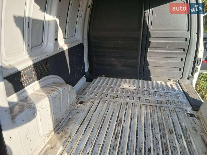 Вантажний фургон Volkswagen Caddy 2013 в Нових Санжарах