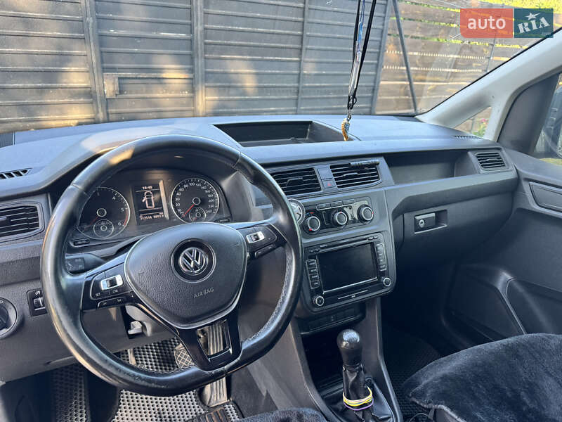 Грузопассажирский фургон Volkswagen Caddy 2015 в Кривом Роге