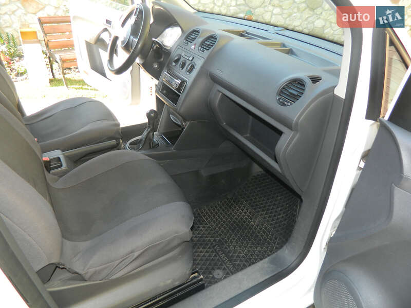 Грузовой фургон Volkswagen Caddy 2011 в Почаеве