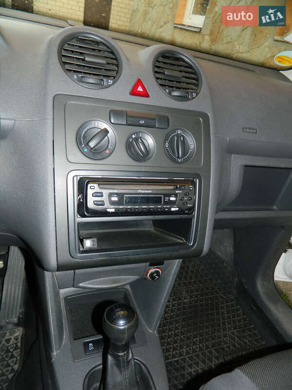 Грузовой фургон Volkswagen Caddy 2011 в Почаеве