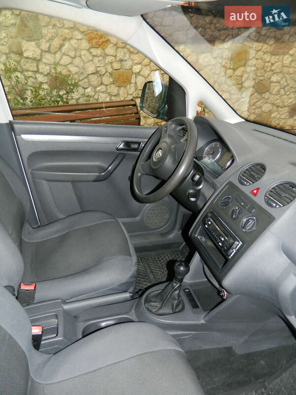Грузовой фургон Volkswagen Caddy 2011 в Почаеве