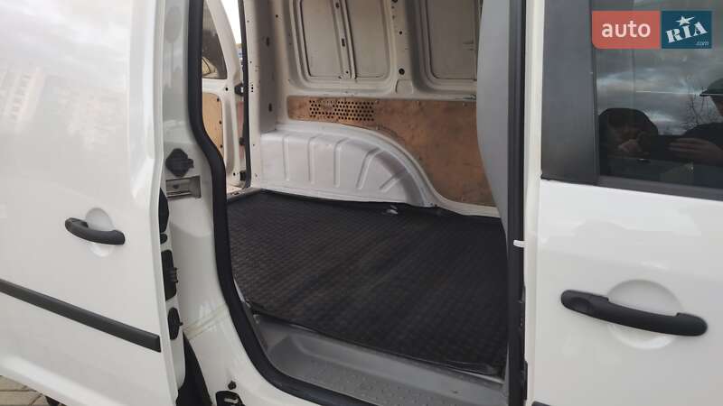 Грузовой фургон Volkswagen Caddy 2006 в Дрогобыче