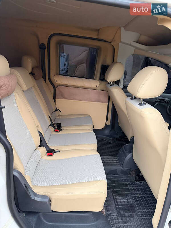 Вантажний фургон Volkswagen Caddy 2013 в Києві