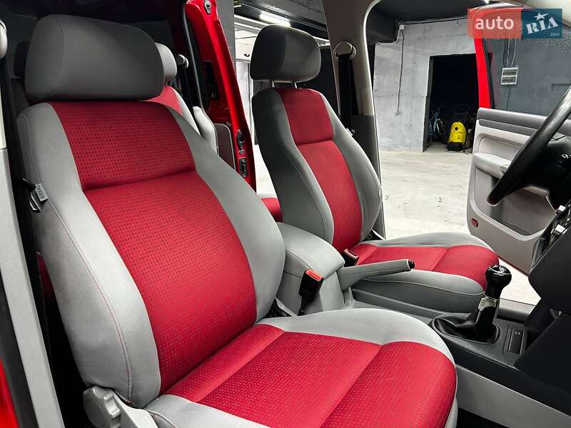 Мінівен Volkswagen Caddy 2009 в Чернівцях