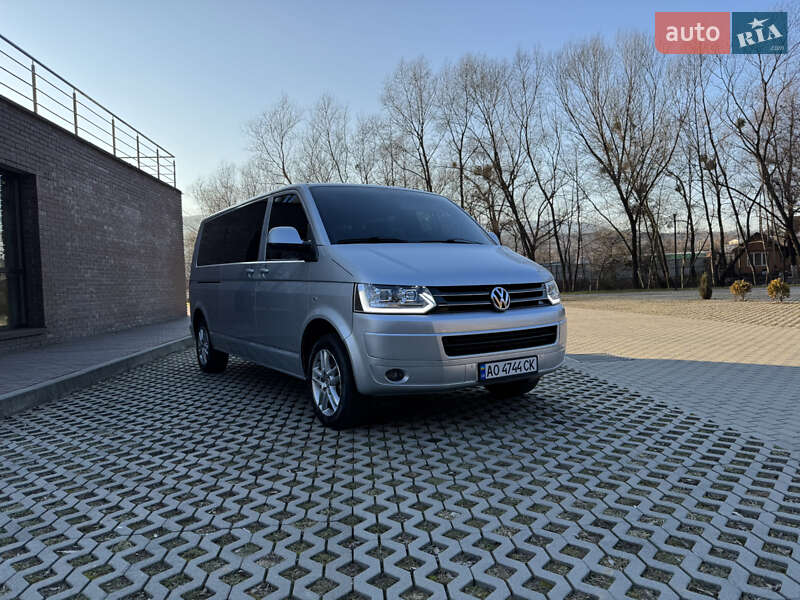 Минивэн Volkswagen Caravelle 2011 в Сваляве