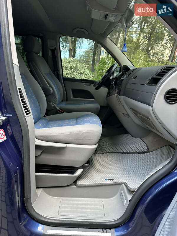 Минивэн Volkswagen Caravelle 2006 в Черновцах