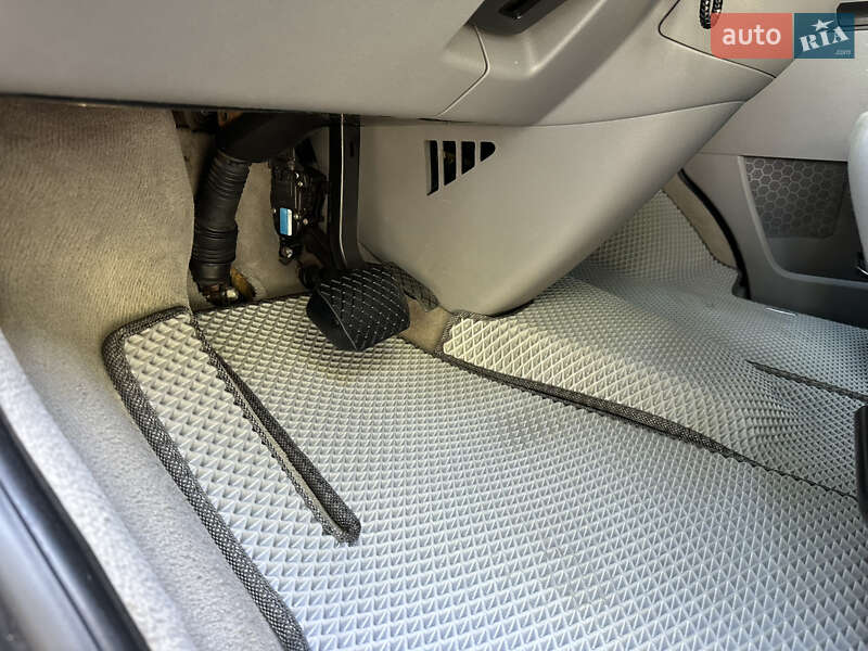 Минивэн Volkswagen Caravelle 2006 в Черновцах