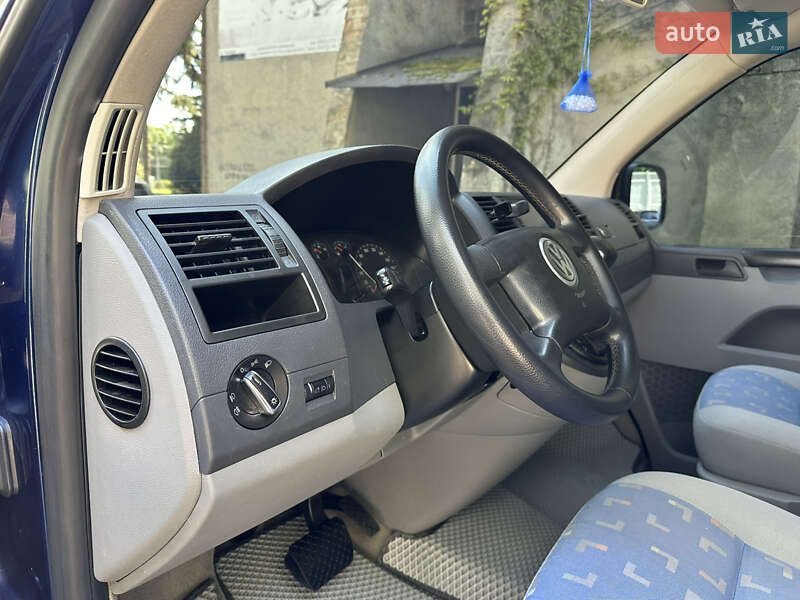 Минивэн Volkswagen Caravelle 2006 в Черновцах