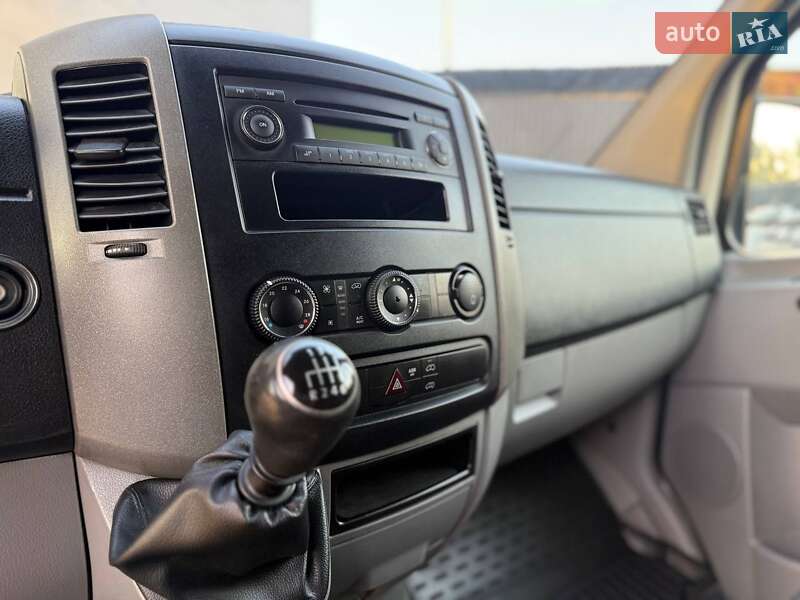 Грузовой фургон Volkswagen Crafter 2012 в Киеве