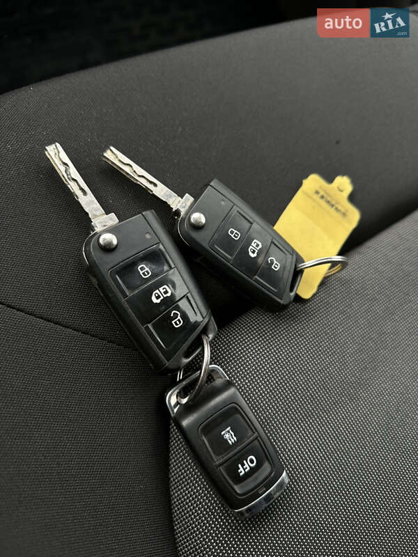 Вантажопасажирський фургон Volkswagen Crafter 2017 в Почаєві