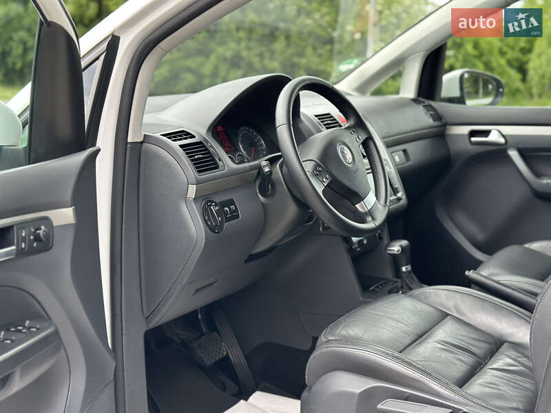 Минивэн Volkswagen Cross Touran 2010 в Староконстантинове