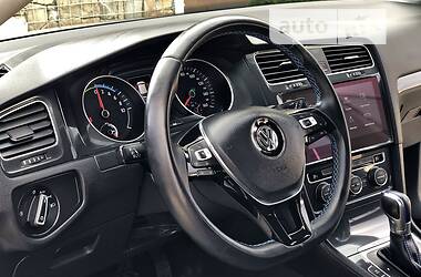 Хэтчбек Volkswagen e-Golf 2017 в 