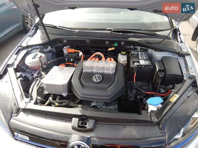 Хэтчбек Volkswagen e-Golf 2015 в Краснокутске