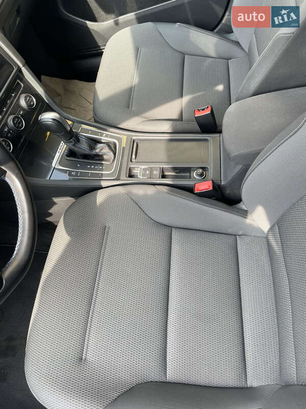 Хетчбек Volkswagen e-Golf 2020 в Дніпрі