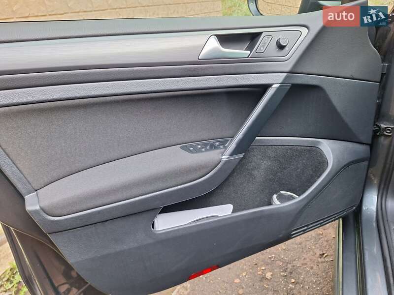 Хэтчбек Volkswagen e-Golf 2017 в Сумах