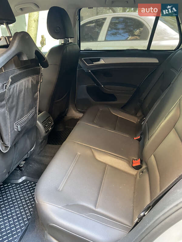 Хетчбек Volkswagen e-Golf 2014 в Дніпрі