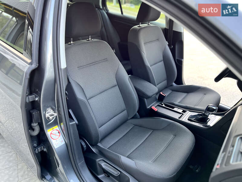 Хэтчбек Volkswagen e-Golf 2017 в Новояворовске