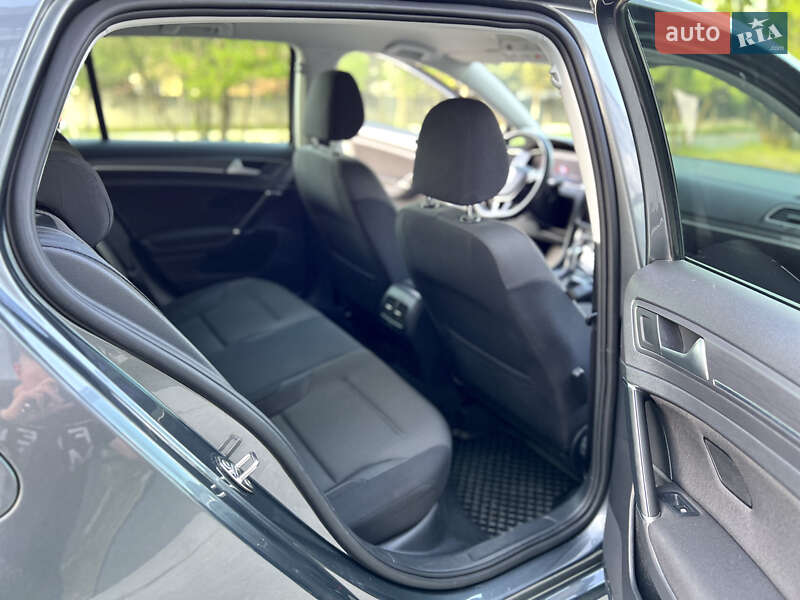 Хэтчбек Volkswagen e-Golf 2017 в Новояворовске