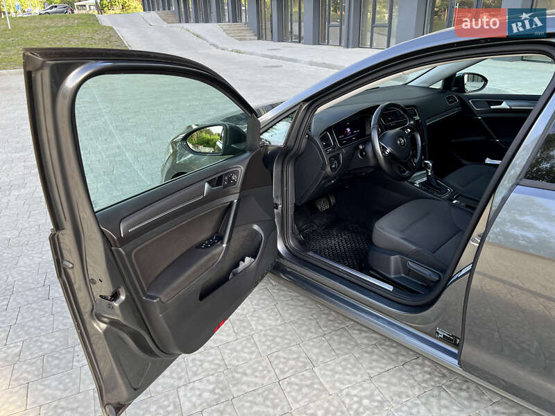 Хэтчбек Volkswagen e-Golf 2017 в Новояворовске