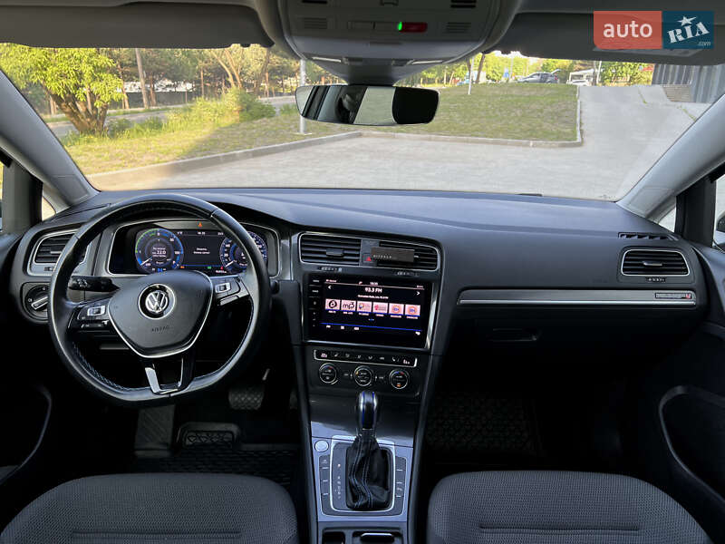 Хэтчбек Volkswagen e-Golf 2017 в Новояворовске