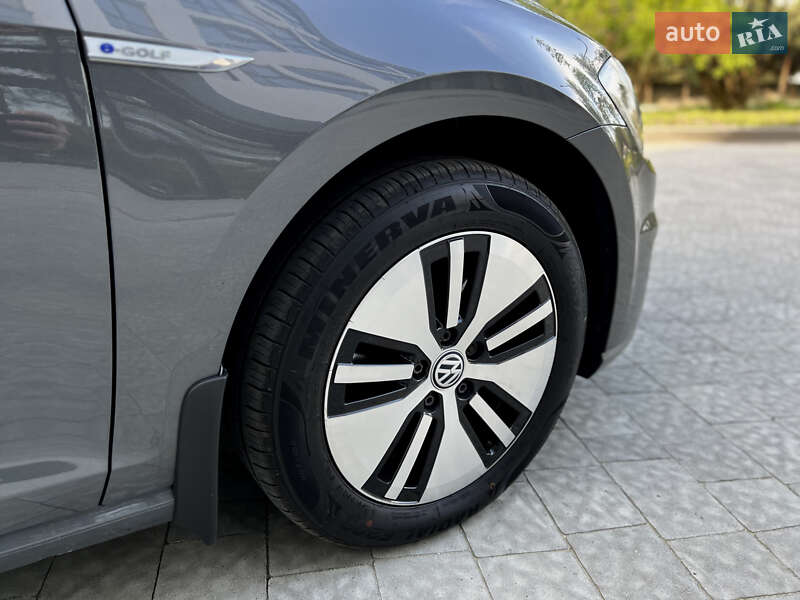 Хэтчбек Volkswagen e-Golf 2017 в Новояворовске