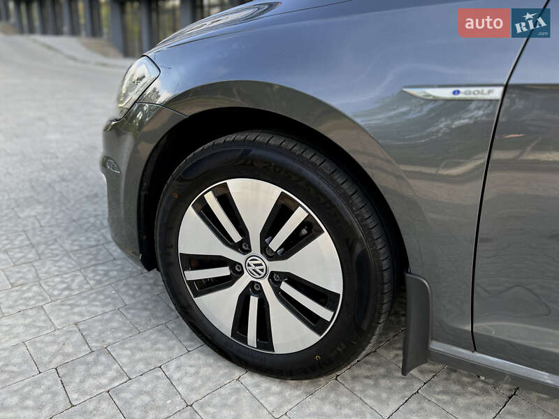 Хэтчбек Volkswagen e-Golf 2017 в Новояворовске