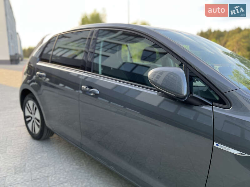 Хэтчбек Volkswagen e-Golf 2017 в Новояворовске