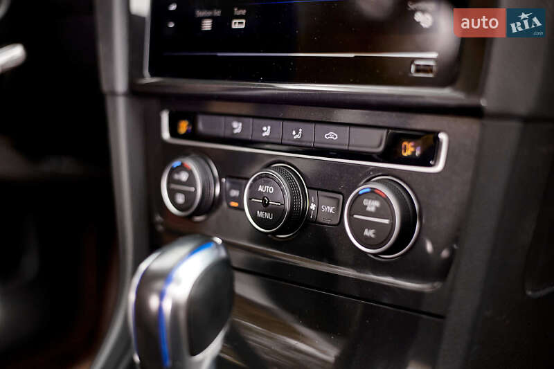 Хетчбек Volkswagen e-Golf 2020 в Дніпрі