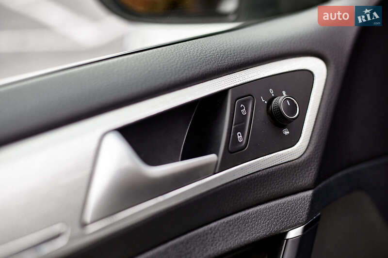 Хетчбек Volkswagen e-Golf 2020 в Дніпрі