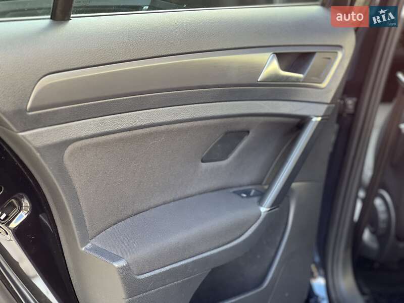 Хетчбек Volkswagen e-Golf 2017 в Софіївській Борщагівці