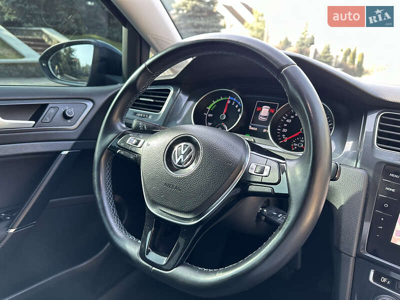 Хэтчбек Volkswagen e-Golf 2018 в Киеве фото 17 Хэтчбек Volkswagen e-Golf 2018 в Киеве