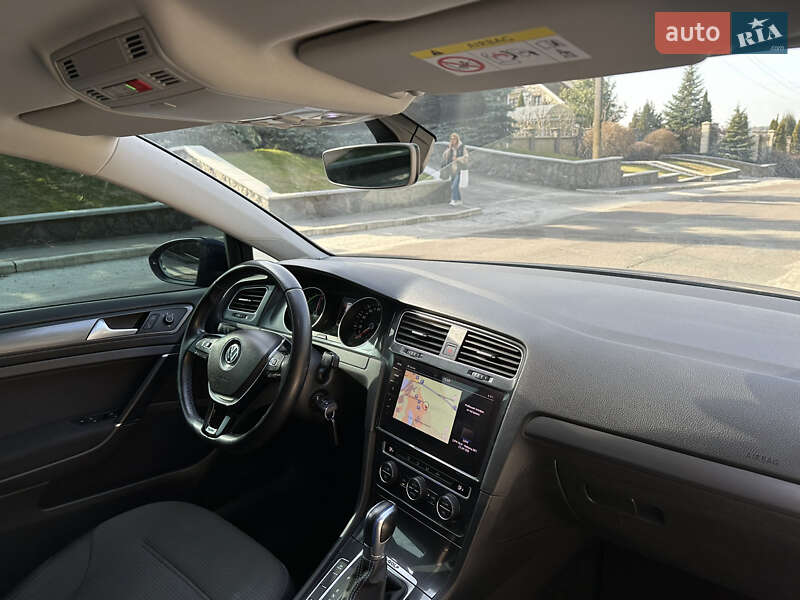 Хэтчбек Volkswagen e-Golf 2018 в Киеве фото 15 Хэтчбек Volkswagen e-Golf 2018 в Киеве