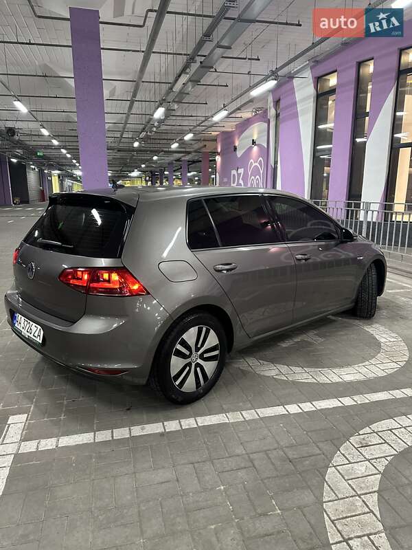 Хэтчбек Volkswagen e-Golf 2016 в Киеве