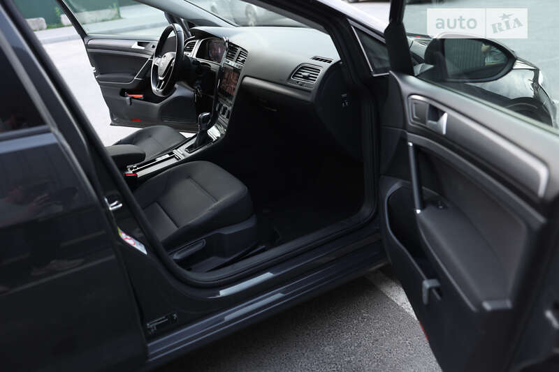 Хетчбек Volkswagen e-Golf 2019 в Житомирі