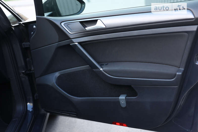 Хетчбек Volkswagen e-Golf 2019 в Житомирі