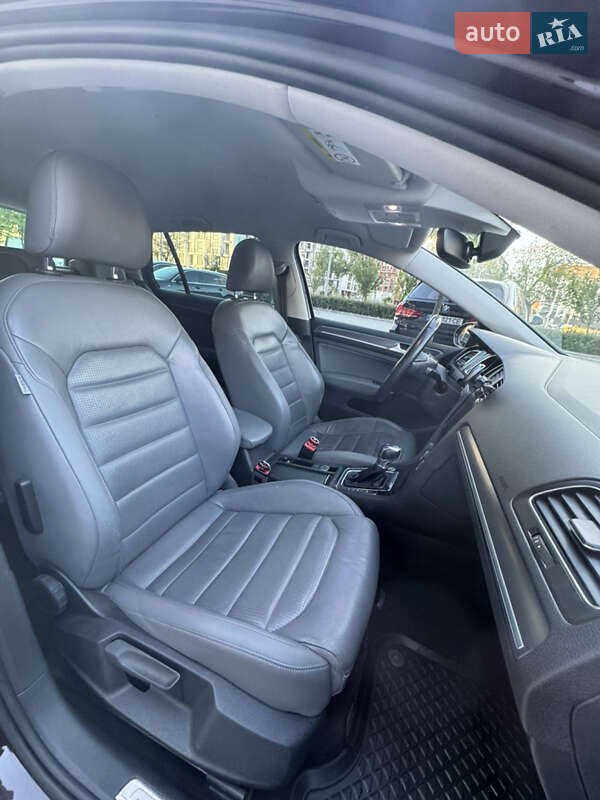 Хэтчбек Volkswagen e-Golf 2017 в Ужгороде