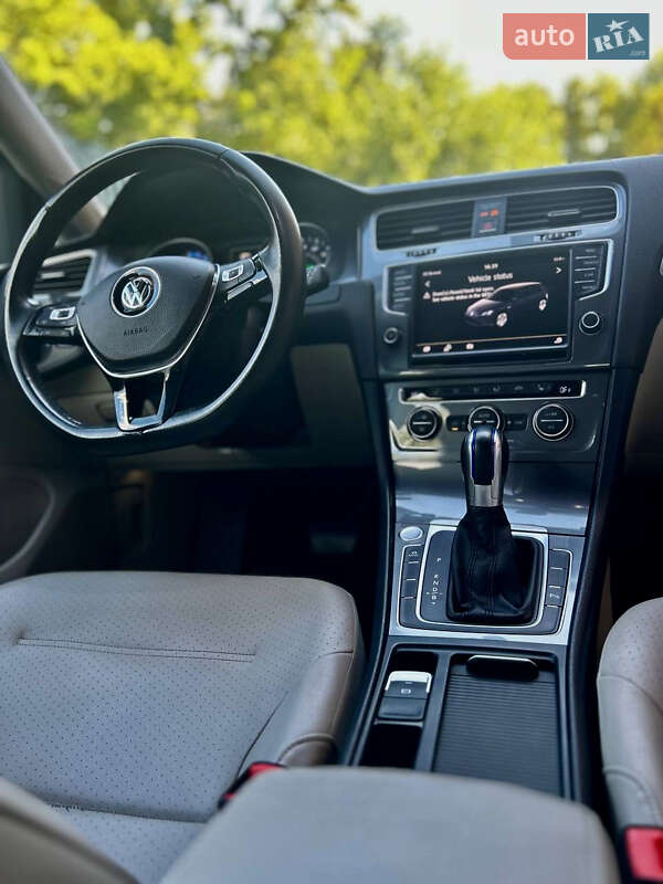 Хетчбек Volkswagen e-Golf 2015 в Дніпрі