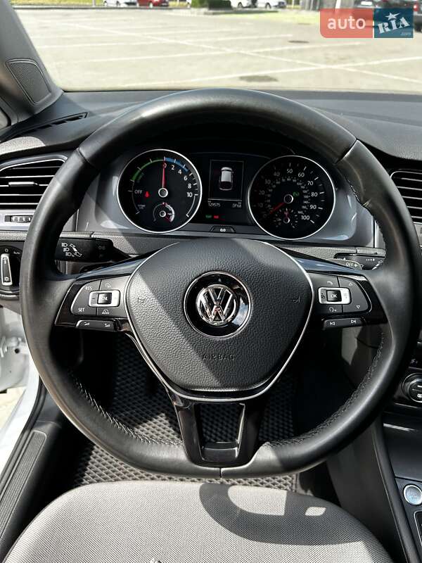 Хетчбек Volkswagen e-Golf 2015 в Черкасах